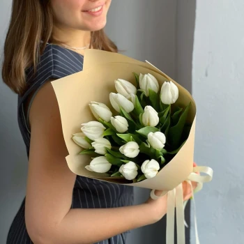 15 белых тюльпанов