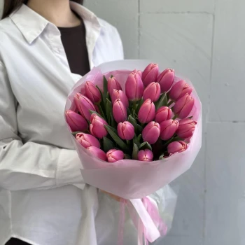 31 ярко розовый тюльпан