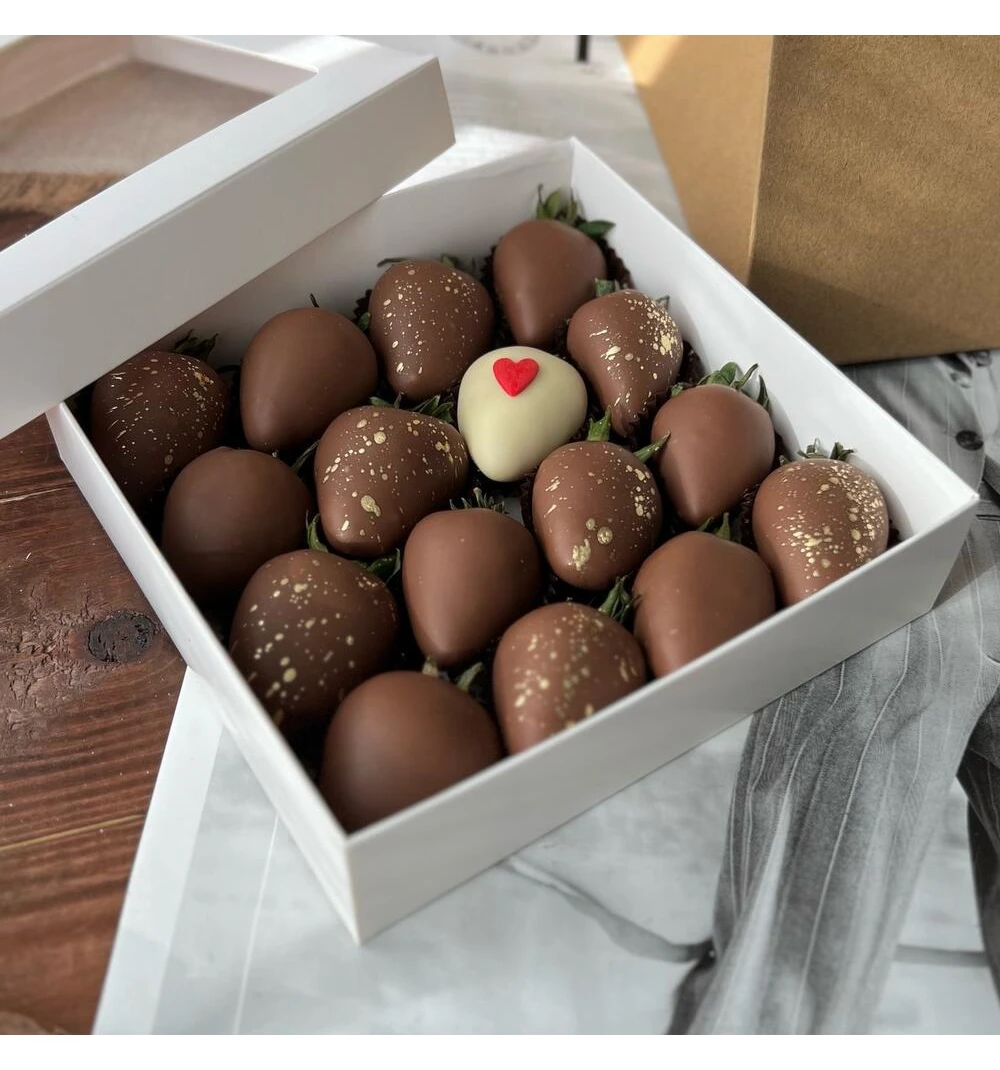 Клубника в шоколаде с белым сердцем